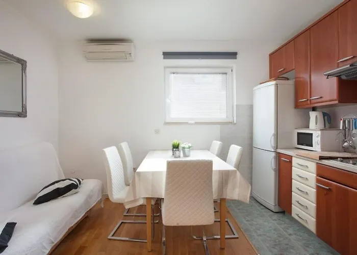 Center Kuzmanic Макарська